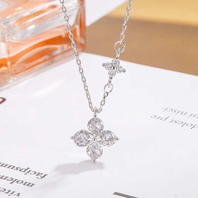 Collier délicat en argent 925 avec pendentif feuille — zircon étincelant & plaqué or 14K