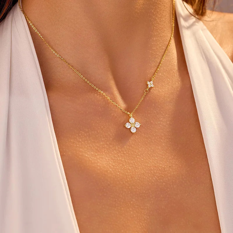 Collier délicat en argent 925 avec pendentif feuille — zircon étincelant & plaqué or 14K