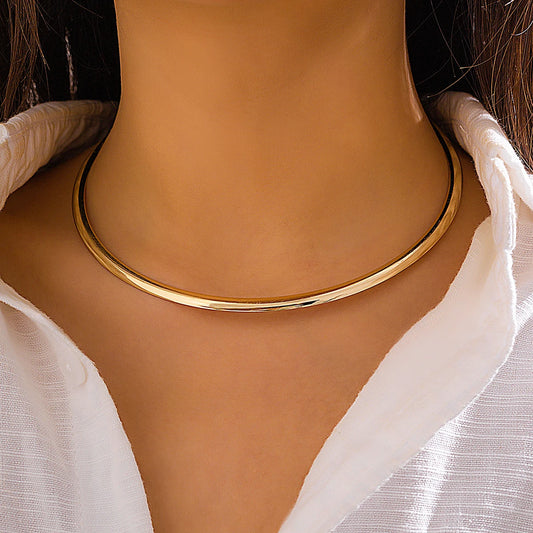 Collier ras-du-cou Ingemark — chaîne lisse dorée, style chic & minimaliste